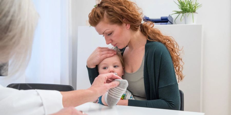Wird der Durchfall des Kindes von Fieber und Erbrechen begleitet, sollten Eltern mit ihrem Nachwuchs in der Kinderarztpraxis vorbeischauen.