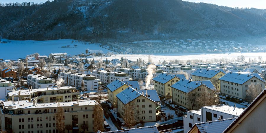 Blick auf das verschneite Belp und hinten den Belpberg. - Kanton Bern