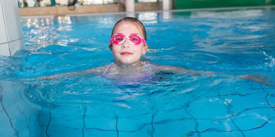 Keine Angst vor dem Wasser: Schon in der Badewanne zu Hause können Eltern einiges dafür tun, dass sich Kinder später im Schwimmbad wohlfühlen.