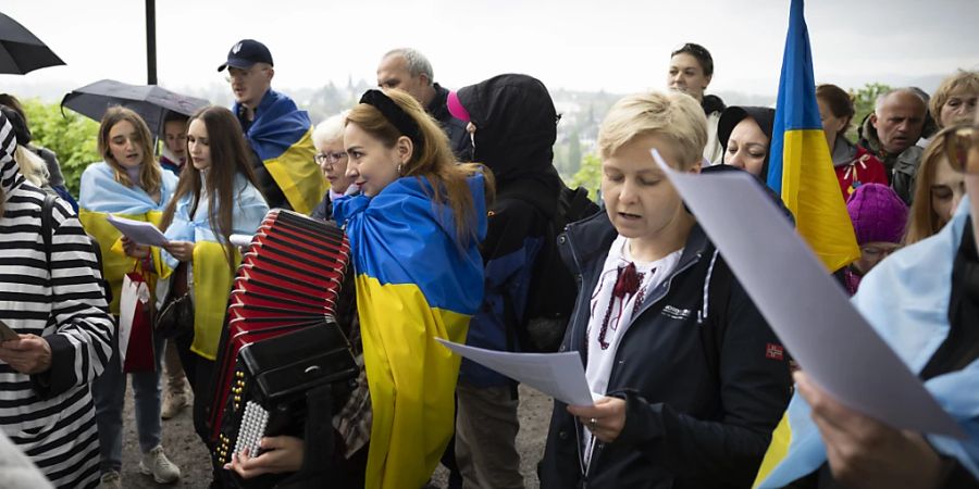 Flüchtlinge aus der Ukraine bei der Pflanzung einer Friedenslinde auf der kleinen Schanze in Bern. (Aufnahme vom 6. 5. 2022)