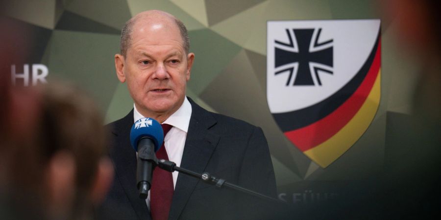 Bundeskanzler Olaf Scholz wird vorgeworfen, sich bei der Abwägung von Waffenlieferungen an die Ukraine teils sehr viel Zeit gelassenen zu haben.