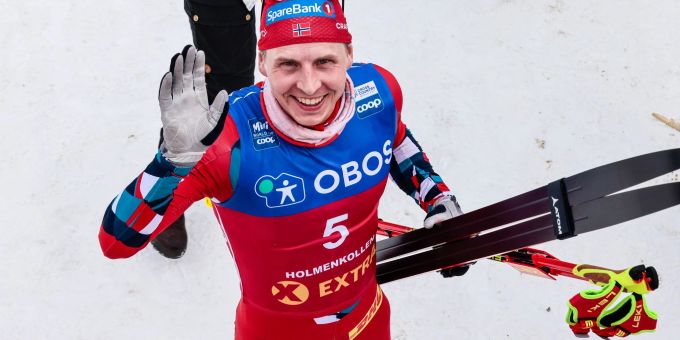 Der Norweger Simen Hegstad Krüger gewinnt den Heim-Weltcup am Holmenkollen. Hinter ihm folgen neun seiner Landsmänner. holmenkollen