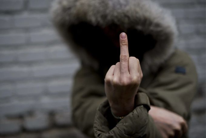 Der Angeklagte wurde für das Zeigen des Mittelfingers freigesprochen. (Symbolbild) Mittelfinger