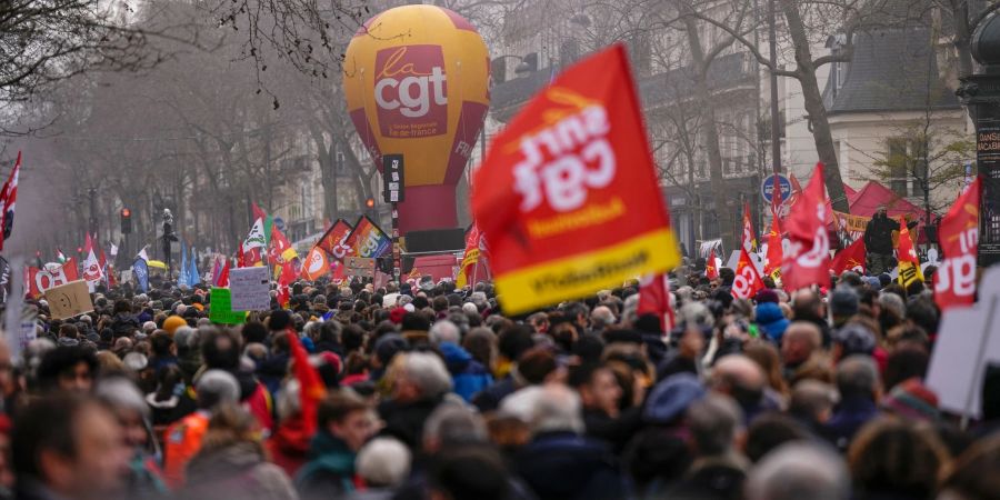 Demonstranten in Paris bei einem Protestmarsch gegen die geplante Rentenreform.