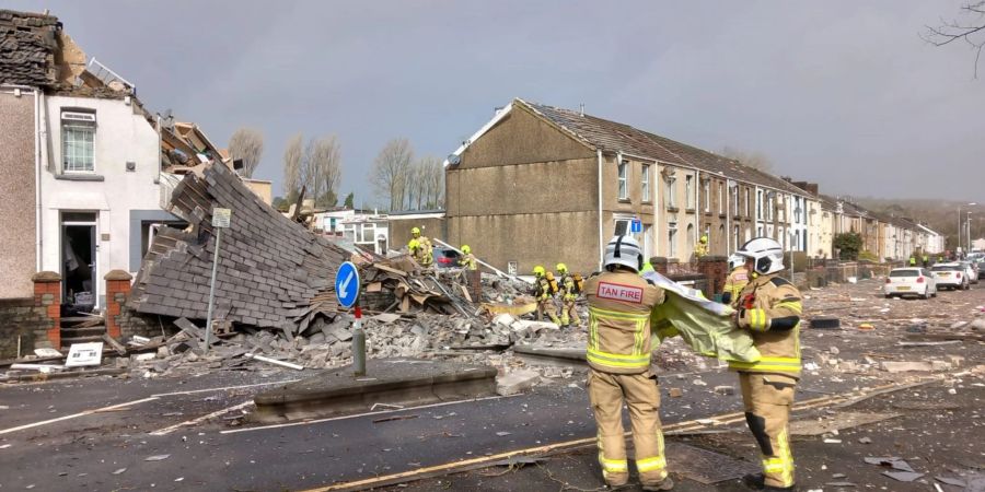 Zwei zerstörte Häuser nach einer schweren Detonation in der walisischen Stadt Swansea.