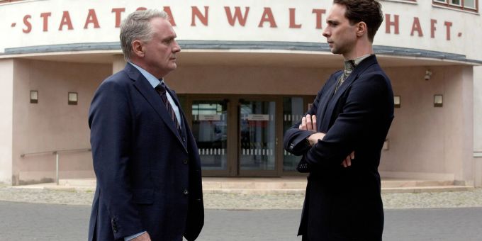 Kriminalhauptkommissar Vincent Ross (r) befragt den Insolvenzverwalter Udo Schick. Kriminalhauptkommissar Vincent Ross (r) befragt den Insolvenzverwalter Udo Schick.