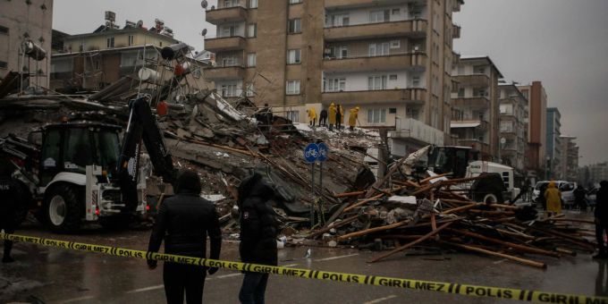 Rettungskräfte suchen nach Überlebenden in den Trümmern von Gebäuden in Gaziantep. Rettungskräfte suchen nach Überlebenden in den Trümmern von Gebäuden in Gaziantep.