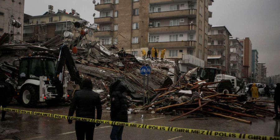 Rettungskräfte suchen nach Überlebenden in den Trümmern von Gebäuden in Gaziantep.