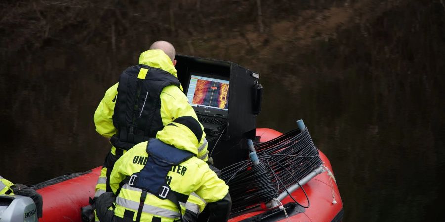 Mitarbeiter eines privaten Unterwasser-Such- und Bergungsunternehmens suchen mit einem Sonargerät nach der vermissten Mutter.