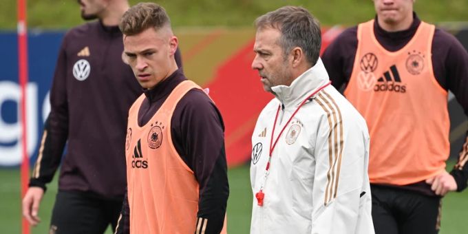 Führt das DFB-Team gegen Peru: Joshua Kimmich (l) und Bundestrainer Hansi Flick. dfb