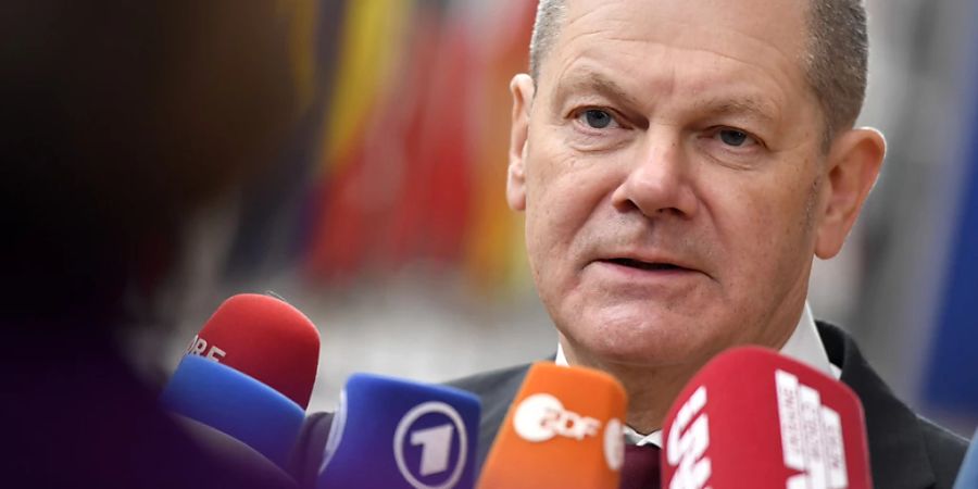 Bundeskanzler Olaf Scholz (SPD), spricht mit Journalisten als er zu einem EU-Gipfel im Gebäude des Europäischen Rates ankommt. Foto: Geert Vanden Wijngaert/AP