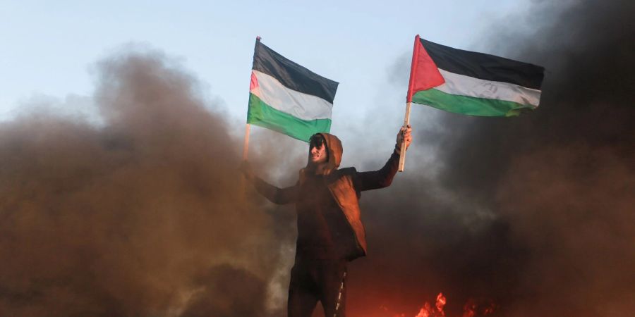 Ein Demonstrant in Gaza mit palästinensischen Fahnen (Archivbild).