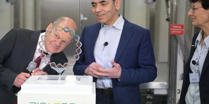 Olaf Scholz schaut sich das Model einer Plasmid-DNA an. Der Kanzler wird durch die Biontech-Gründer Ugur Sahin (M) und Özlem Türeci durch das Labor geführt. Olaf Scholz schaut sich das Model einer Plasmid-DNA an. Der Kanzler wird durch die Biontech-Gründer Ugur Sahin (M) und Özlem Türeci durch das Labor geführt.