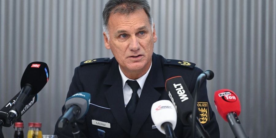 Aalens Polizeipräsident Reiner Möller schildert Journalisten die Ermittlungen.