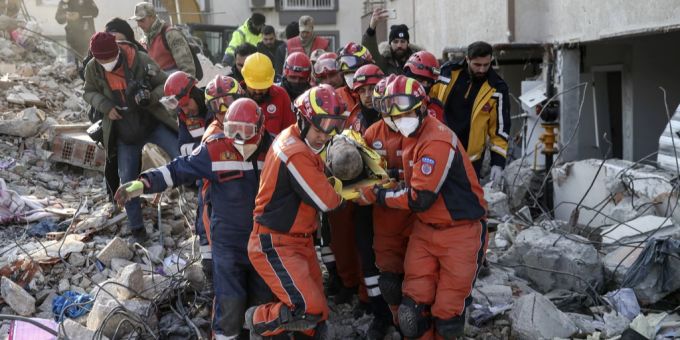 Rettungskräfte ziehen einen syrischen Migranten aus den Trümmern eines zerstörten Gebäudes in Antakya, Südtürkei, Sonntag, 12. Februar 2023. Erdbeben Syrien Bergung