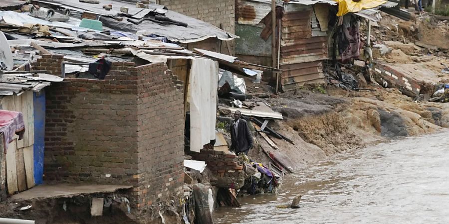 Ein Mann steht nach heftigen Regenfällen in einer Barackensiedlung am Jukskei-Fluss in Johannesburgs Stadtteil Alexandra. Foto: Themba Hadebe/AP/dpa