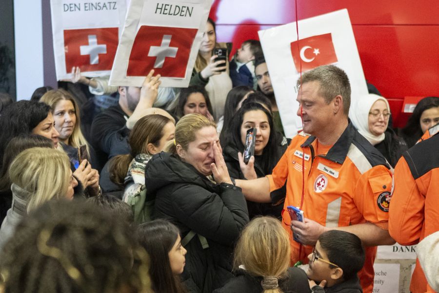 Auch zahlreiche Menschen mit Familie in der Türkei dankten den Einsatzkräften teils unter Tränen. (KEYSTONE/Ennio Leanza)