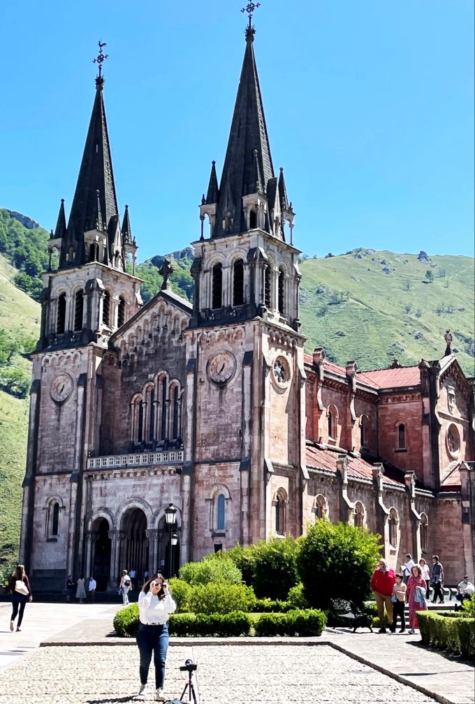 Die Wallfahrtskirche von Covadonga im Nationalpark Picos de Europa ist eines der vielen Ausflugsziele während der Reise mit dem Costa Verde Express. Covadonga Wallfahrtskirche Spanien Ausflugsziel