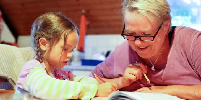 Zeigen Kinder Interesse an Buchstaben und Schrift, können Erwachsene das spielerisch fördern. Zeigen Kinder Interesse an Buchstaben und Schrift, können Erwachsene das spielerisch fördern.