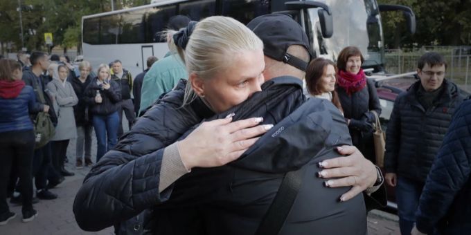 Seit der Teil-Mobilmachung von Putin wurden Zehntausende von russischen Männern zu Militärstützpunkten beordert. Dort werden sie hastig ausgerüstet und minimal ausgebildet. Ukraine krieg