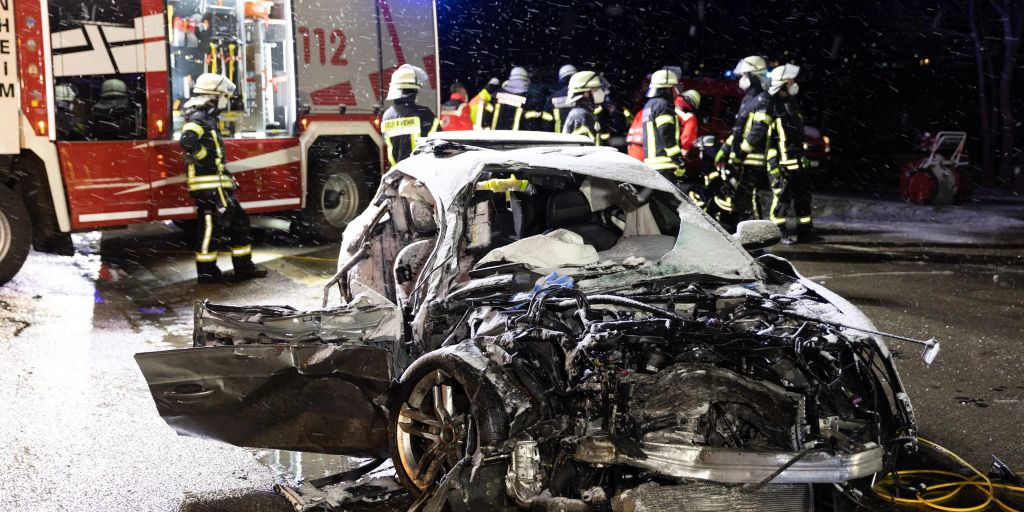 Raserunfall: Fahrer Und Beifahrer Wegen Mordes Vor Gericht