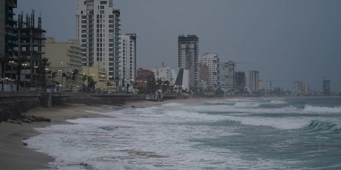 Dunkle Wolken hängen über Mazatlan, Mexiko, vor der Ankunft des Hurrikans «Orlene». Hurrikan Orlene