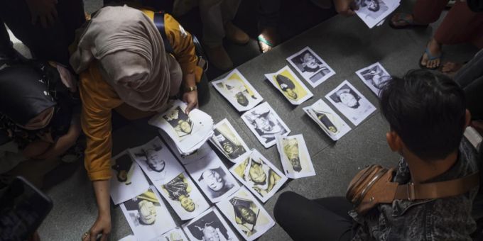 Familien-Mitglieder schauen, ob Angehörige unter den Toten nach der Massenpanik befinden. Indonesien