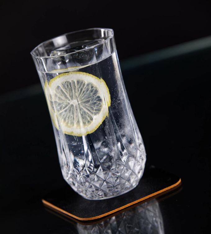 Die Mischung macht's: Auf 10 cl Tonic kommen beim Gin Tonic 4 cl London Dry Gin. Zu der Kategorie gehört auch der Queen-Gin «Buckingham Palace». Glas Untersetzer durchsichtig Gin Eis Zitronenscheibe