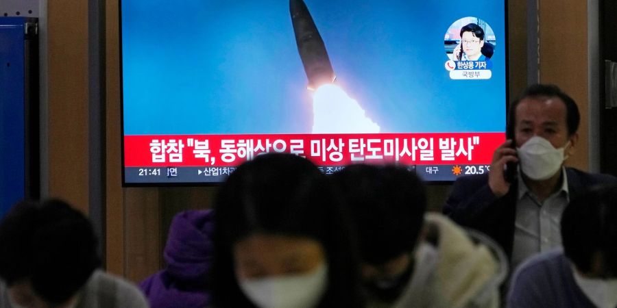 Ein Fernsehbildschirm zeigt ein Bild eines nordkoreanischen Raketenstarts in einer Nachrichtensendung im Bahnhof von Seoul.