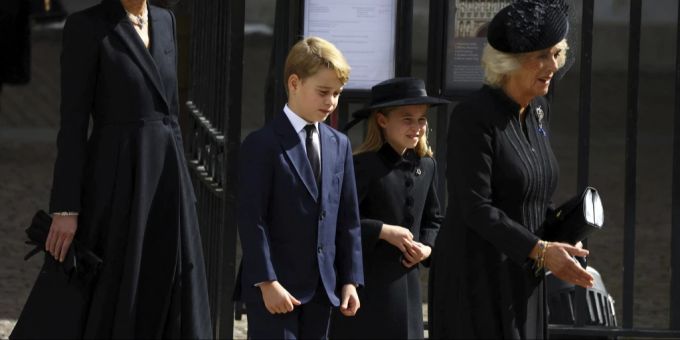 Prinz George - Hier sagt ihm Prinzessin Charlotte, was er zu tun hat