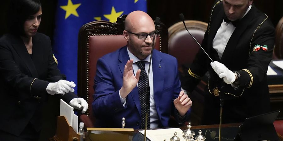 Lorenzo Fontana (M), Abgeordneter der Lega-Partei, nimmt seinen neuen Platz ein, nachdem das neue Parlament ihn zum Präsidenten der Abgeordnetenkammer gewählt hat. Foto: Alessandra Tarantino/AP/dpa