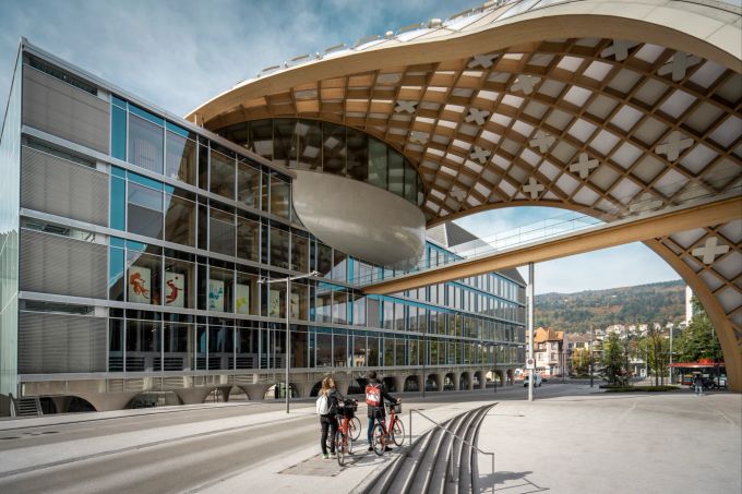 Das Design der Cité du Temps geht auf das Konto des japanischen Architekten Shigeru Ban: Hervorzuheben sind die elliptische Form der Nicolas G. Hayek Conference Hall im vierten Stock und die kunstvolle Mosaikfassade. Ausflüge schlechtes Wetter