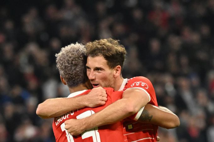 Bayerns Eric Maxim Choupo-Moting (links) bejubelt seinen Treffer zum 5:0 mit Teamkollege Leon Goretzka. Champions League Bayern
