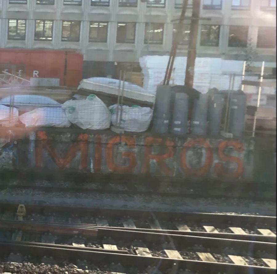 «Migros» hat ein Sprayer entlang der Gleise in Altstetten ZH geschrieben.