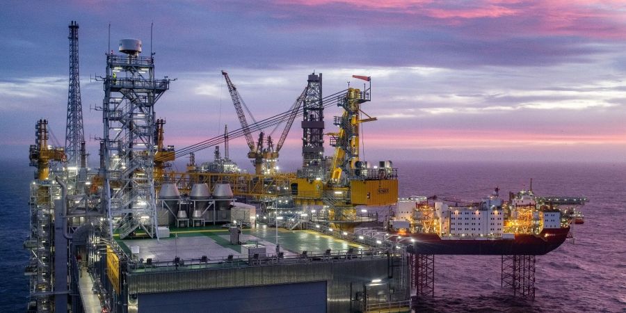 Der Himmel erleuchtet in lila und pink hinter dem Johan Sverdrup Ölfeld in der Nordsee. Norwegen ist ein wichtiger Öl- und Gaslieferant für Europa.
