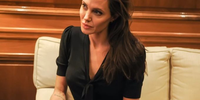 Angelina Jolie unterstützt die Proteste im Iran Angelina Jolie unterstützt die Proteste im Iran
