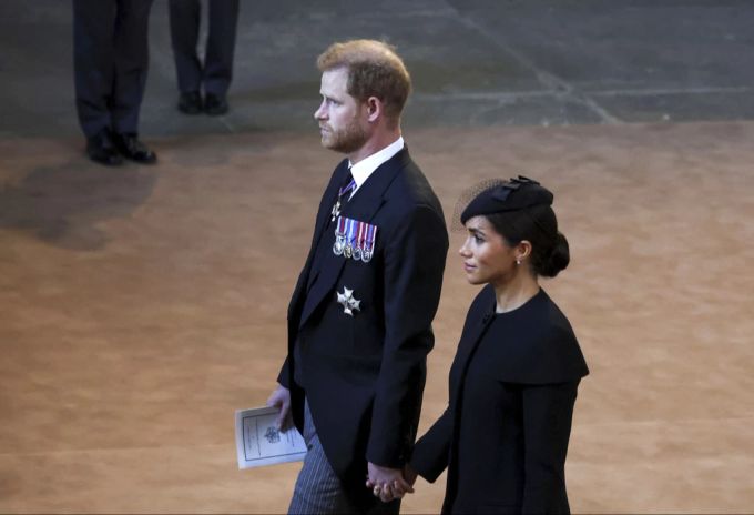 Prinz Harry und Meghan Markle bei der Beerdigung von Queen Elizabeth II.. Meghan Markle