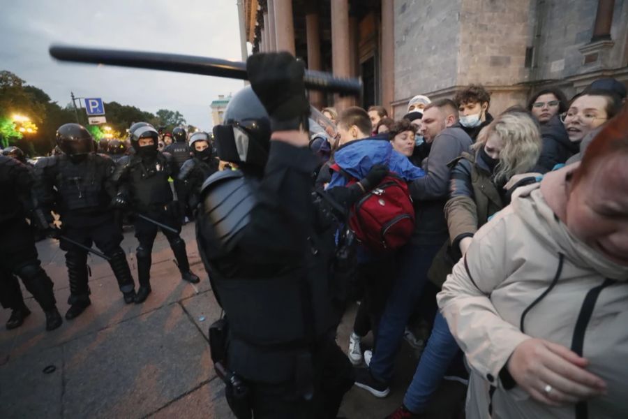 Russische Polizisten beginnen mit der Verhaftung von Teilnehmern an einem unbewilligten Protest gegen die Teilmobilmachung, am 21. September im Zentrum von St. Petersburg.