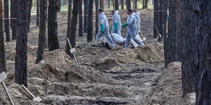 Ukrainische Hilfskräfte bergen eine Leiche aus einem Massengrab bei Isjum in der Ostukraine. (Archivbild) Ukrainische Hilfskräfte bergen eine Leiche aus einem Massengrab bei Isjum in der Ostukraine. (Archivbild)