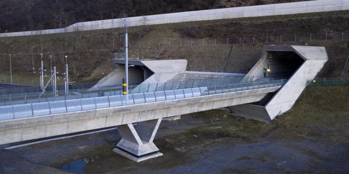 Wegen Störung - Zug bleibt im Gotthard stecken