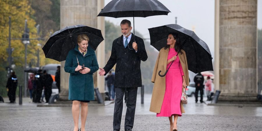 König Felipe und Königin Letizia mit Berlin Regierender Bürgermeisterin Franziska Giffey vor dem Brandenburger Tor.