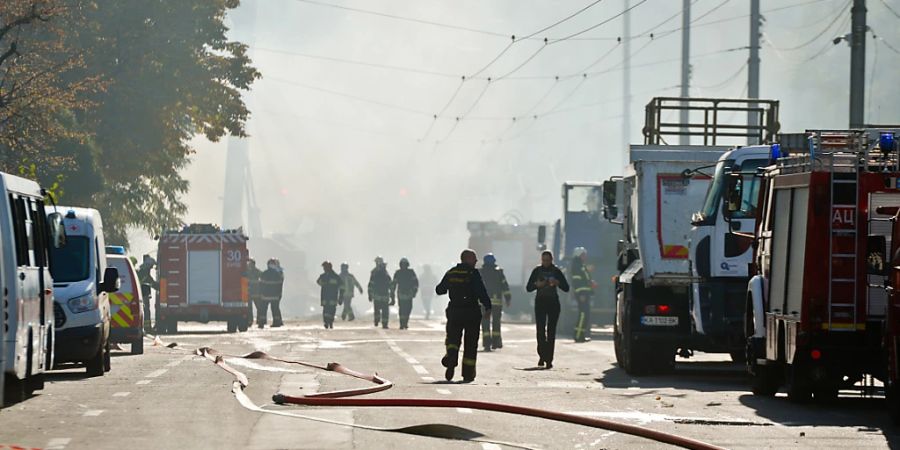 Rettungskräfte sind nach einem russischen Drohnenangriff im Stadtzentrum von Kiew im Einsatz. Foto: -/Ukrinform/dpa