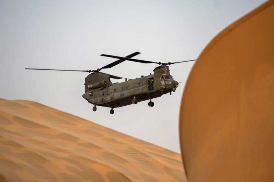 Ein Transporthubschrauber der britischen Royal Air Force schwebt über dem Rollfeld der Operationsbasis Barkhane in Gao, Mali.