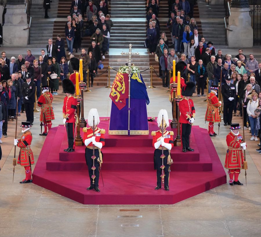 Der Sarg der Queen in der Westminster Hall. Noch bis Montag können sich die Briten hier verabschieden.