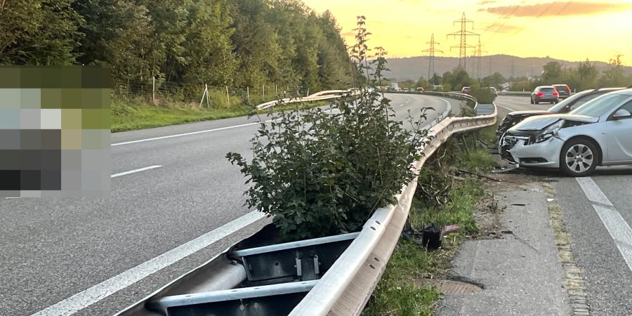 Autobahn A1: Streifkollision zwischen zwei Autos (Zeugenaufruf)