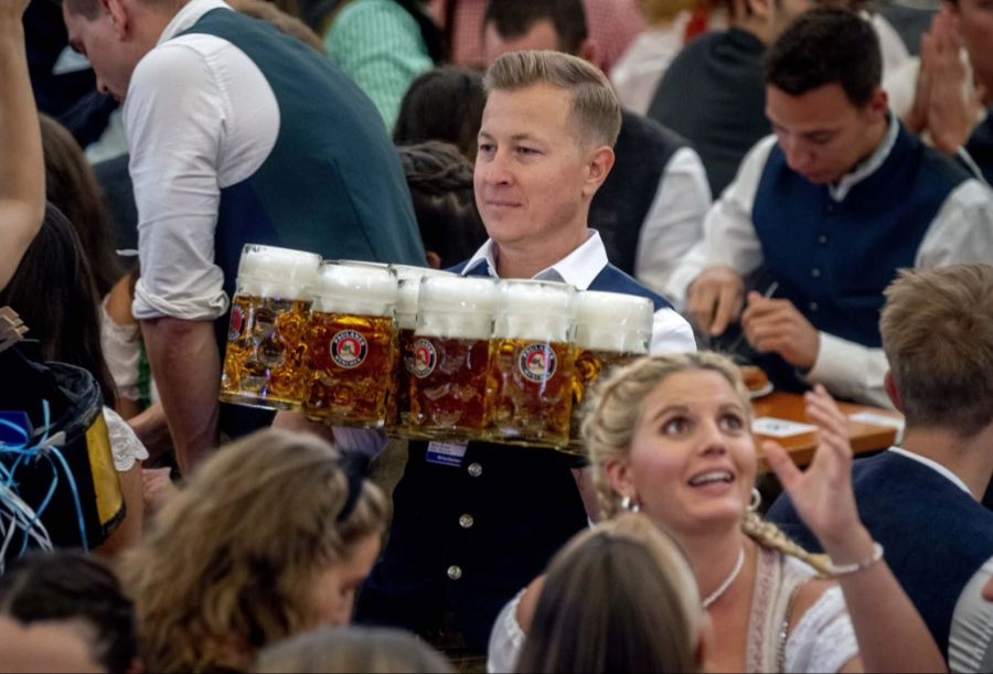 Das Bier wird am Oktoberfest literweise getrunken.