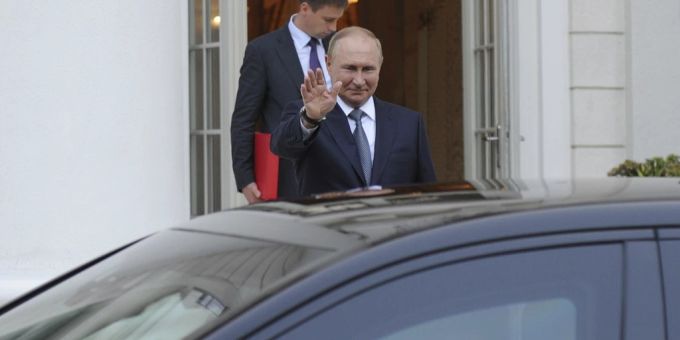 Wladimir Putin steigt in ein gesichertes Auto ein. Wladimir Putin
