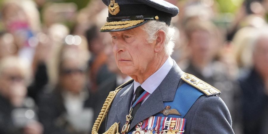 König Charles III. folgt dem Sarg seiner Mutter. Der neue Monarch macht nach dem Prozedere in London nun erst einmal Pause.