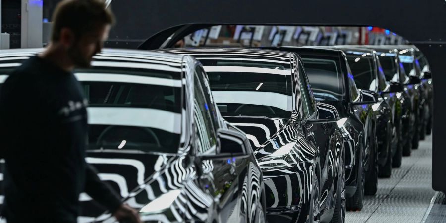 Elektrofahrzeug vom Typ Model Y stehen in der Tesla-Fabrik Berlin Brandenburg auf einem Band.
