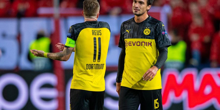 Dortmunds Mats Hummels (r) und Marco Reus diskutieren auf dem Platz.